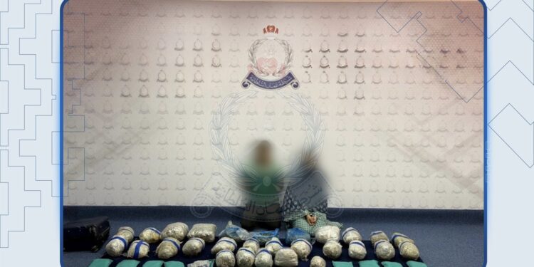 القبض على آسيوي بحوزته مواد مخدرة بقصد الاتجار بها في السيب