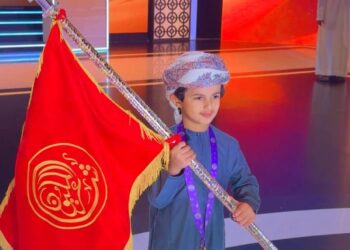 تتويج الطفل العماني ناصر بن زايد ناصر البطحري بلقب شاعر المليون للأطفال