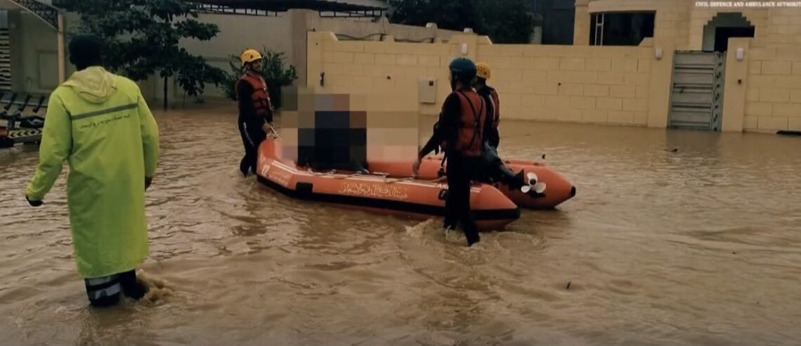 إخلاء عائلة من 13 شخصًا بعد محاصرة المياه لمنزلهم في صحار