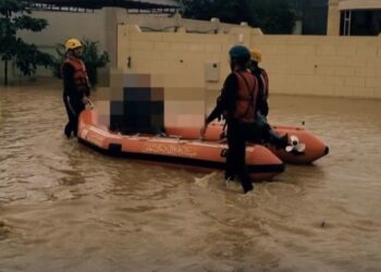 إخلاء عائلة من 13 شخصًا بعد محاصرة المياه لمنزلهم في صحار