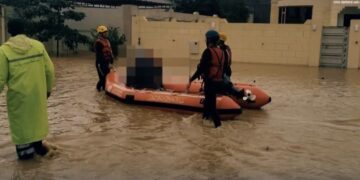 إخلاء عائلة من 13 شخصًا بعد محاصرة المياه لمنزلهم في صحار