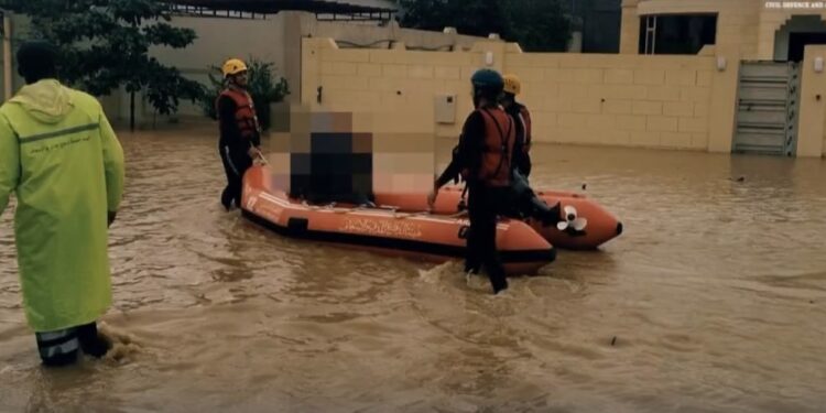 إخلاء عائلة من 13 شخصًا بعد محاصرة المياه لمنزلهم في صحار