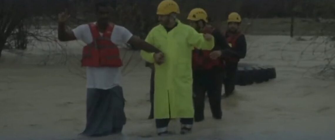 إنقاذ شخصين محتجزين في وادٍ بلوى