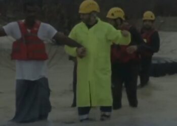 إنقاذ شخصين محتجزين في وادٍ بلوى