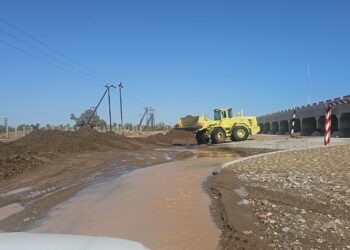 دائرة البلدية بالخابورة تكثف جهودها لشق الطرق وإزالة مخلفات الأمطار