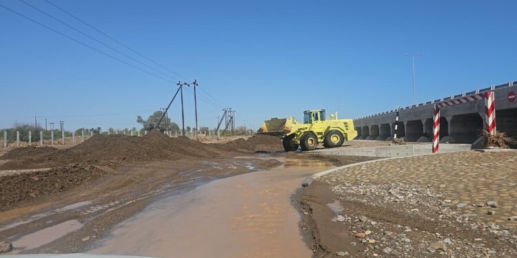 دائرة البلدية بالخابورة تكثف جهودها لشق الطرق وإزالة مخلفات الأمطار