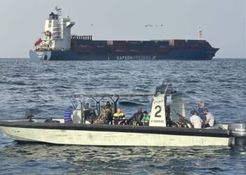 إنقاذ طاقم سفينة تعرّضت لقصف قرب هرمز