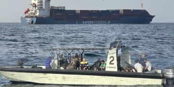 إنقاذ طاقم سفينة تعرّضت لقصف قرب هرمز