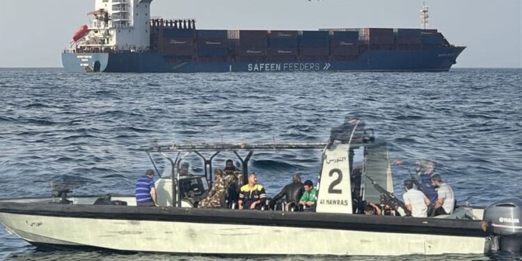 إنقاذ طاقم سفينة تعرّضت لقصف قرب هرمز