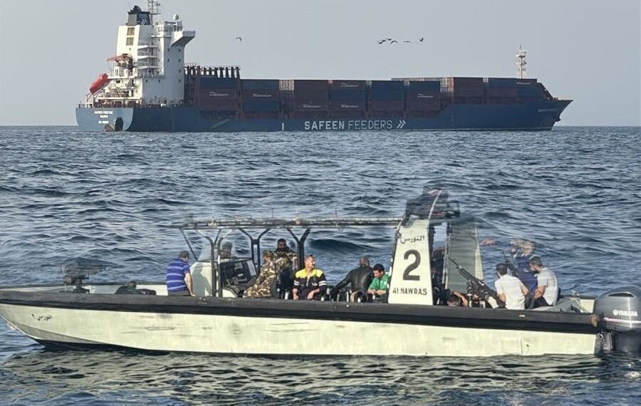 إنقاذ طاقم سفينة تعرّضت لقصف قرب هرمز