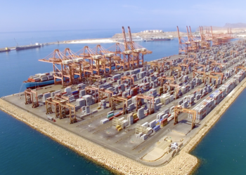 إسقاط مسيّرات واستهداف خزانات وقود في ميناء صلالة