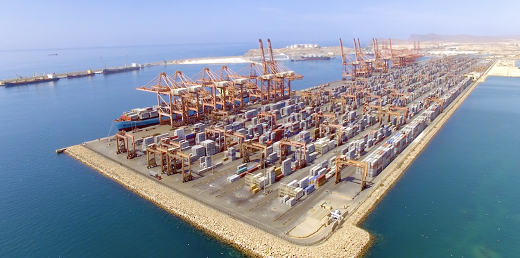 إسقاط مسيّرات واستهداف خزانات وقود في ميناء صلالة