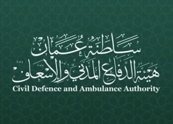 الدفاع المدني يباشر إخماد حريق في خزانات الوقود بميناء صلالة