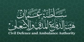 الدفاع المدني يباشر إخماد حريق في خزانات الوقود بميناء صلالة