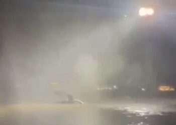 إنقاذ شخص احتجزت مركبته في مجرى وادٍ بالمصنعة