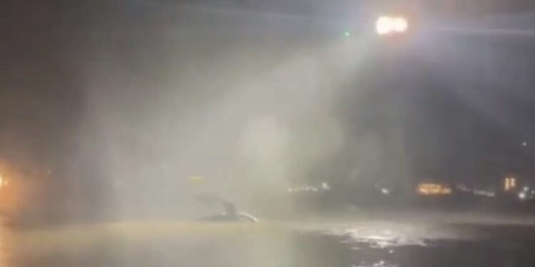 إنقاذ شخص احتجزت مركبته في مجرى وادٍ بالمصنعة