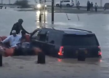 إنقاذ شخص بعد احتجاز مركبته في مجرى وادٍ بالسيب