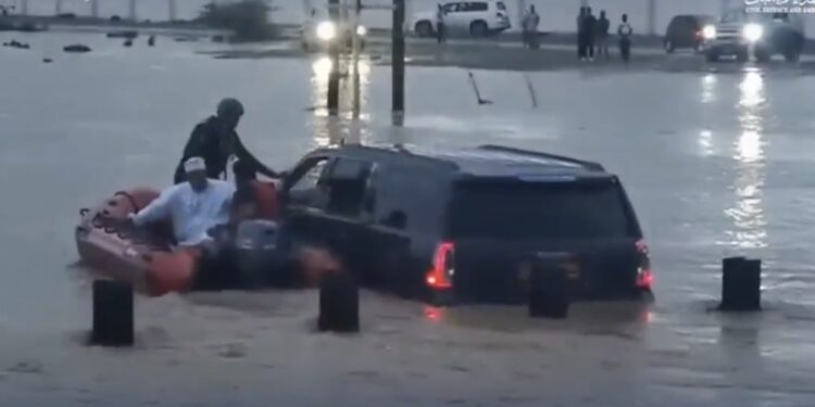 إنقاذ شخص بعد احتجاز مركبته في مجرى وادٍ بالسيب