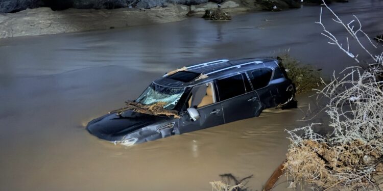 إنقاذ 7 أشخاص في بركاء والبحث عن 3 مفقودين