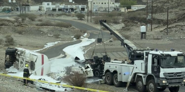 وفاة شخص في حادث تدهور صهريج وقود بولاية العامرات