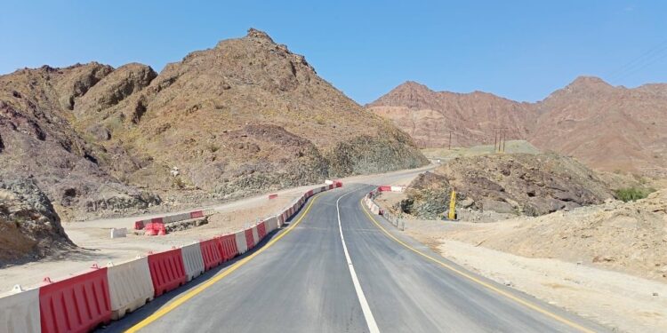 تعطل طريق وادي الحواسنة بالخابورة بسبب الأحوال الجوية