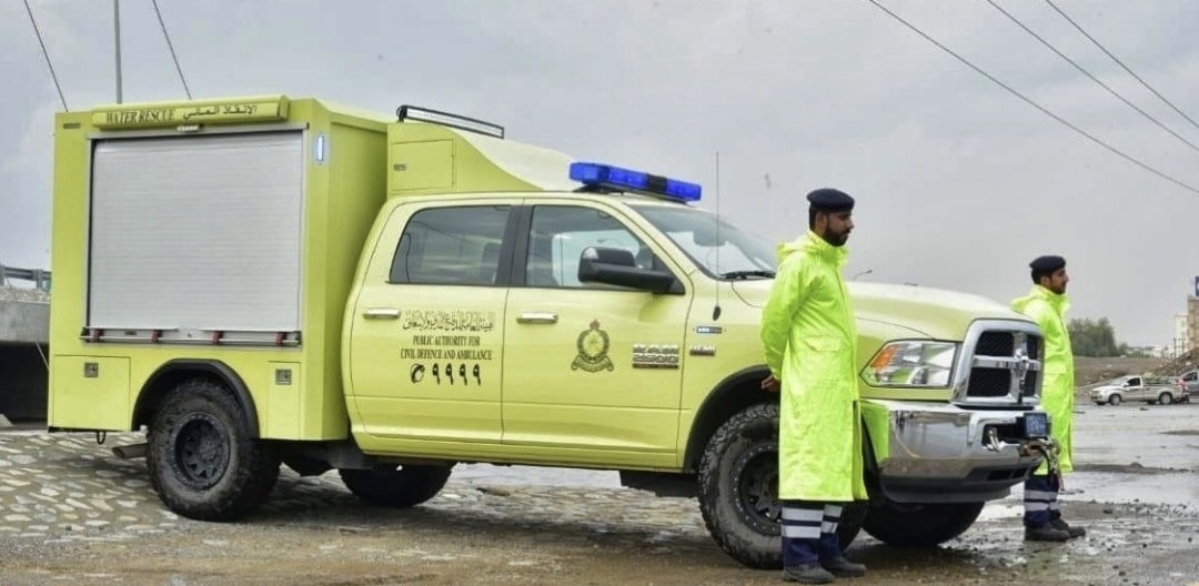 إنقاذ شخصين بعد احتجاز مركبتهما في تجمعات مائية ببوشر