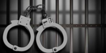 القبض على شخص لسرقته بالإكراه وانتحاله صفة رجال الشرطة في السيب