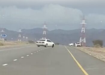 إيقاف سائق يستعرض بمركبته ويعرض مستخدمي الطريق للخطر في عبري