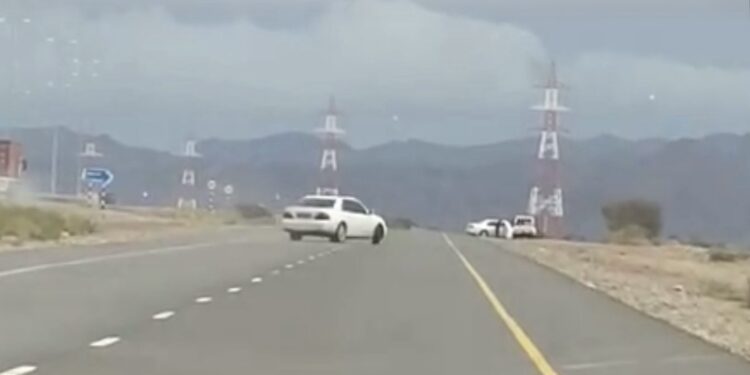 إيقاف سائق يستعرض بمركبته ويعرض مستخدمي الطريق للخطر في عبري