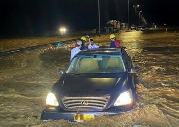 إنقاذ شخصين محتجزين داخل مركبة في وادٍ بضنك