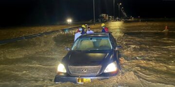 إنقاذ شخصين محتجزين داخل مركبة في وادٍ بضنك