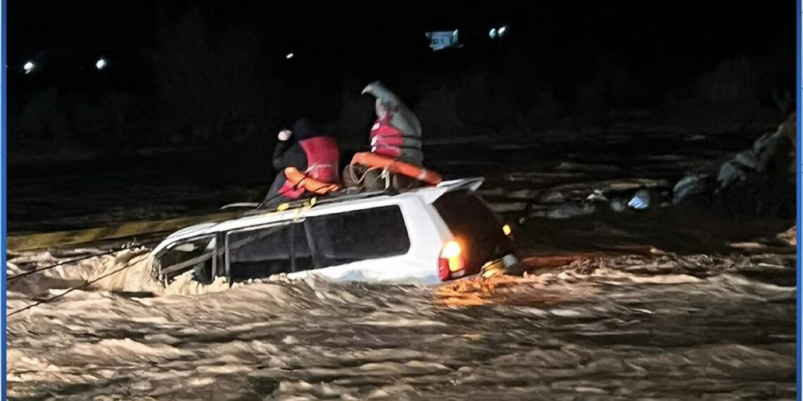 إنقاذ شخصين بعد انجراف مركبتهما في وادٍ بالسويق