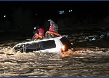 إنقاذ شخصين بعد انجراف مركبتهما في وادٍ بالسويق