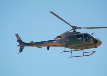 إنقاذ سائق شاحنة جرفته السيول في وادي البطحاء بولاية سناو