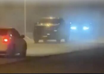 شرطة شمال الباطنة تستوقف سائقًا لممارسته التفحيط في ولاية الخابورة