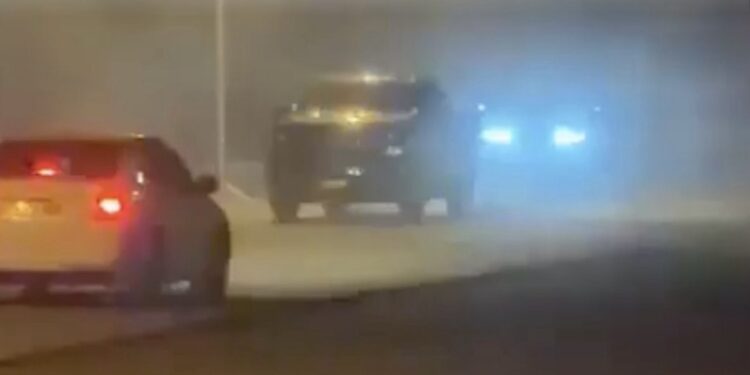 شرطة شمال الباطنة تستوقف سائقًا لممارسته التفحيط في ولاية الخابورة