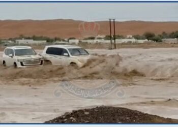 إيقاف مواطنين لمجازفتهما بعبور أحد الأودية في بدية