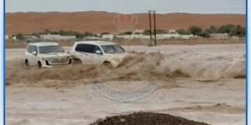 إيقاف مواطنين لمجازفتهما بعبور أحد الأودية في بدية