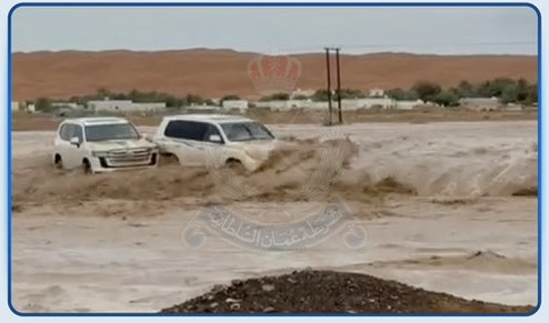 إيقاف مواطنين لمجازفتهما بعبور أحد الأودية في بدية 1 إيقاف مواطنين لمجازفتهما بعبور أحد الأودية في بدية