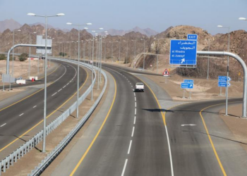 تأثر طريق البريمي–محضة بجريان الأودية وتحذيرات لمستخدمي الطريق