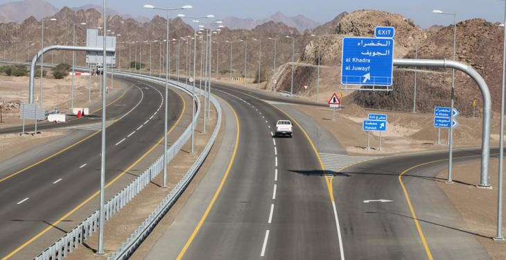 تأثر طريق البريمي–محضة بجريان الأودية وتحذيرات لمستخدمي الطريق