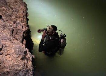 وفاة طفل إثر انجرافه في مجرى وادٍ بنزوى