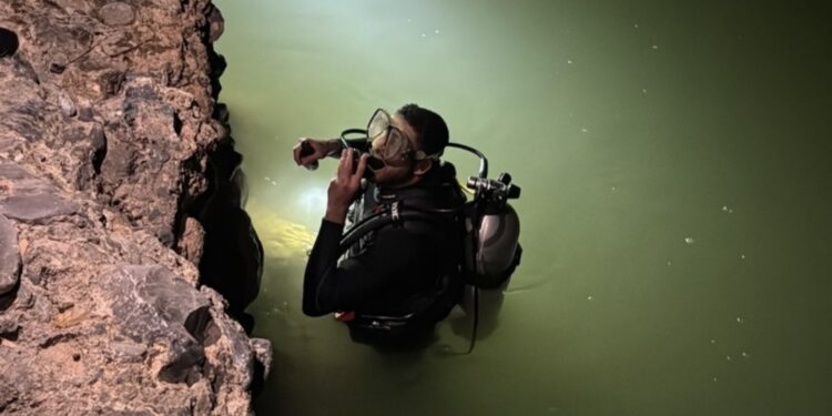 وفاة طفل إثر انجرافه في مجرى وادٍ بنزوى