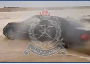 إيقاف مواطن لاستعراضه بالمركبة داخل أحد أودية الدقم