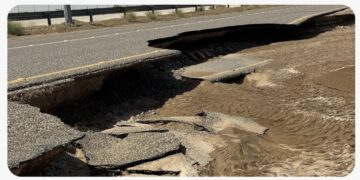 تأثر طريق حفيت–السنينة بانهيارات جزئية وتدفق المياه