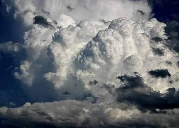 تأثر أجواء سلطنة عُمان بأخدود من منخفض جوي