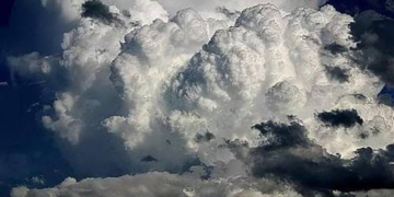 تأثر أجواء سلطنة عُمان بأخدود من منخفض جوي