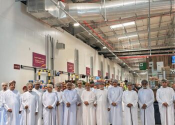 مسؤولون ورجال أعمال يطلعون على الفرص الاستثمارية في مدينة خزائن الاقتصادية