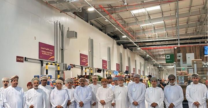 مسؤولون ورجال أعمال يطلعون على الفرص الاستثمارية في مدينة خزائن الاقتصادية