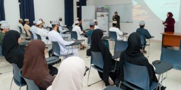 بنك مسقط ينظم ورش عمل حول مبادئ الثقافة المالية لطلاب الكلية العلميّة للتصميم